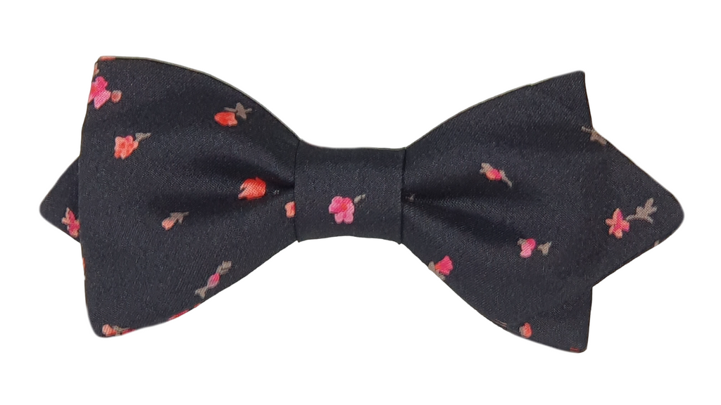 Nœud papillon noir fleuri rose 
