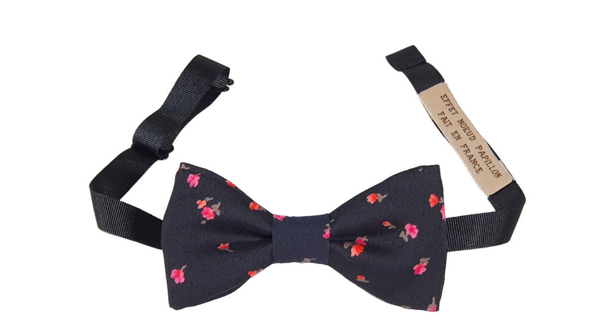 Noeud papillon fleuri roses sur fond noir