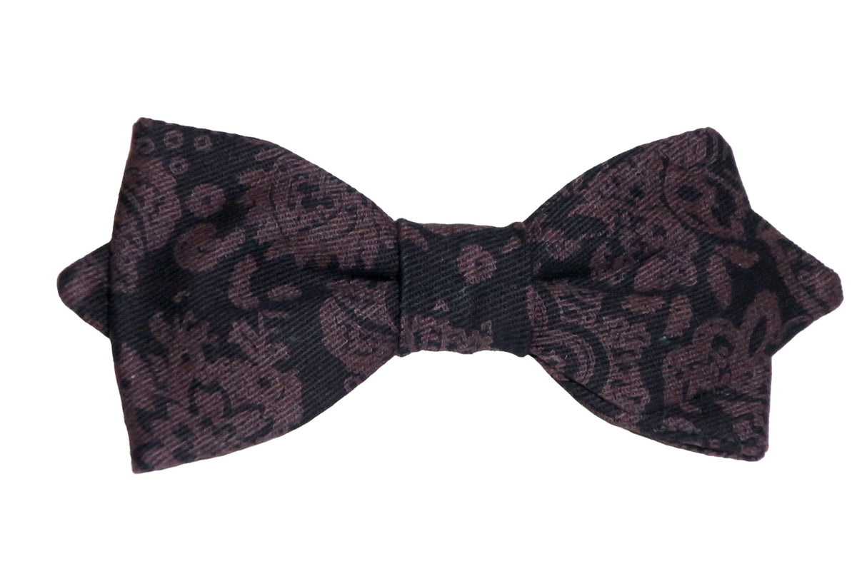 Nœud papillon noir orné de motifs violets : une fusion élégante de sobriété et d'éclat