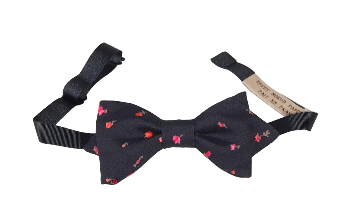 Noeud papillon fleuri roses sur fond noir