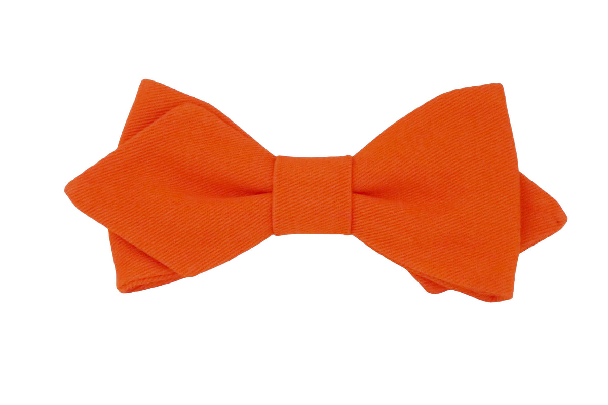 Nœud papillon orange vif tendance, parfait pour look coloré et événement festif