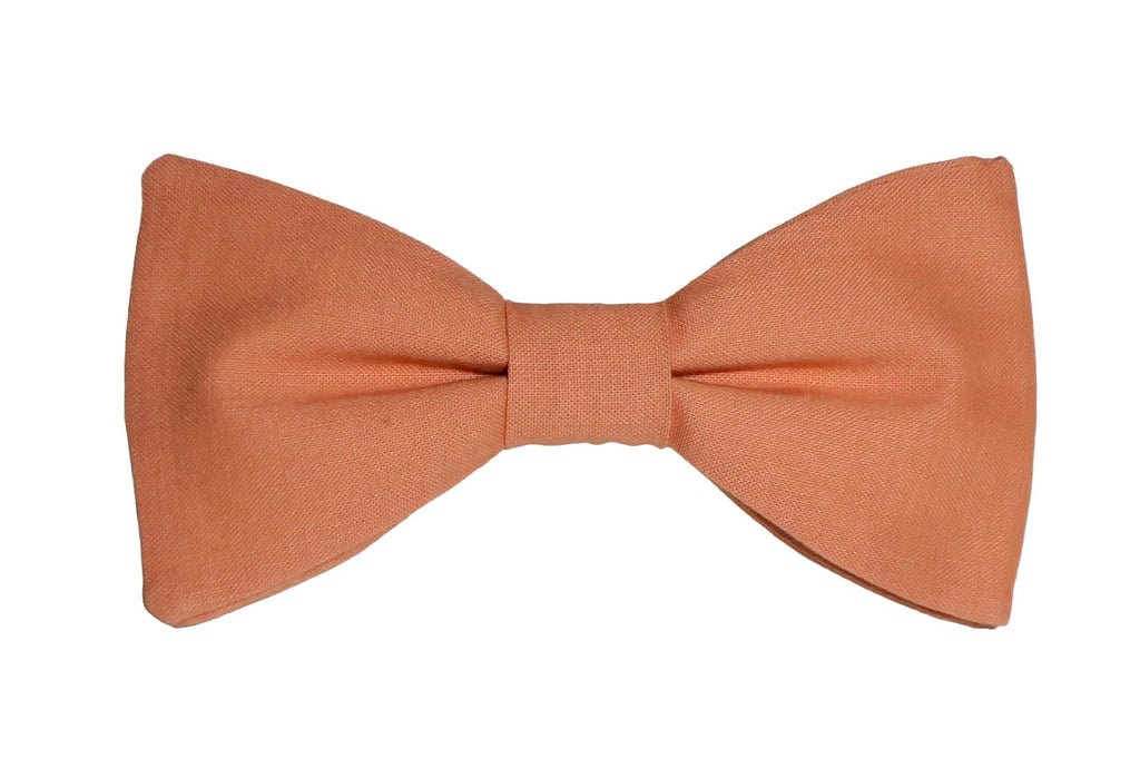 Nœud papillon dans une nuance vibrante d'orange saumon : une explosion de chaleur et de style. Cet accessoire lumineux apporte une touche de fraîcheur et de vivacité à votre tenue