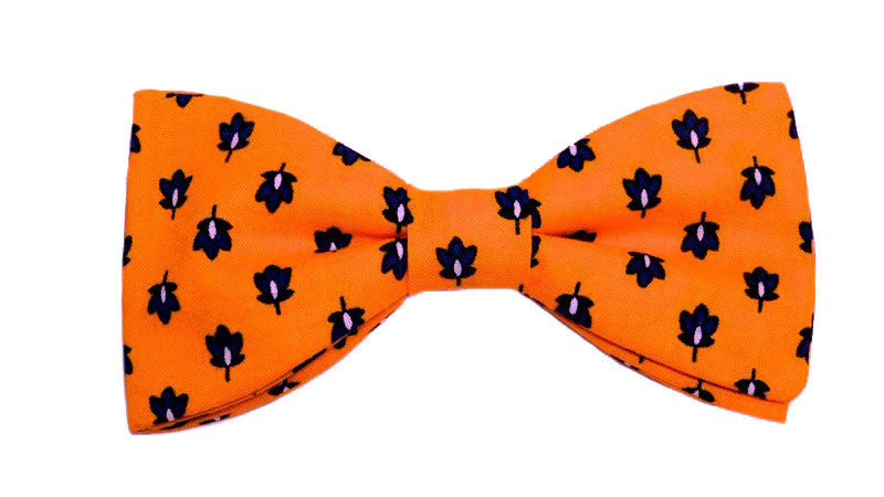 Nœud papillon en tissu provençal jaune orangé orné de calissons bleus, une touche ensoleillée de tradition provençale