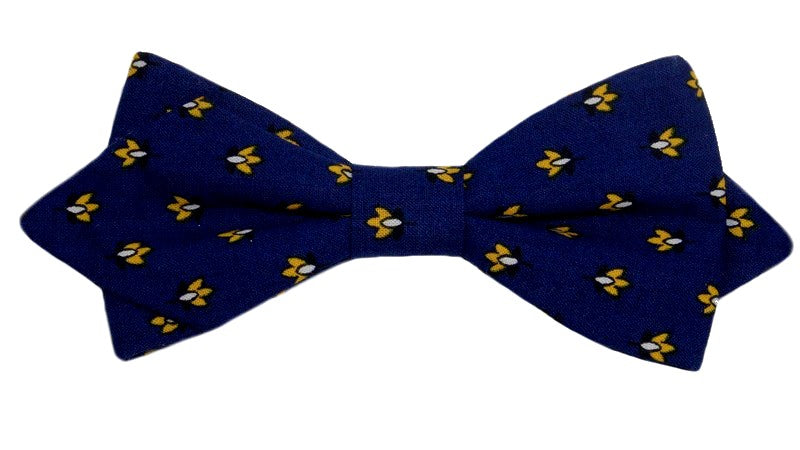 Nœud papillon en tissu provençal marine agrémenté de calissons jaunes, un clin d'œil ensoleillé à la tradition provençale