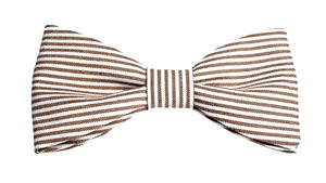 Nœud papillon rayé élégant dans des nuances de crème et de brun clair, une combinaison de couleurs chaleureuse pour un style raffiné et intemporel