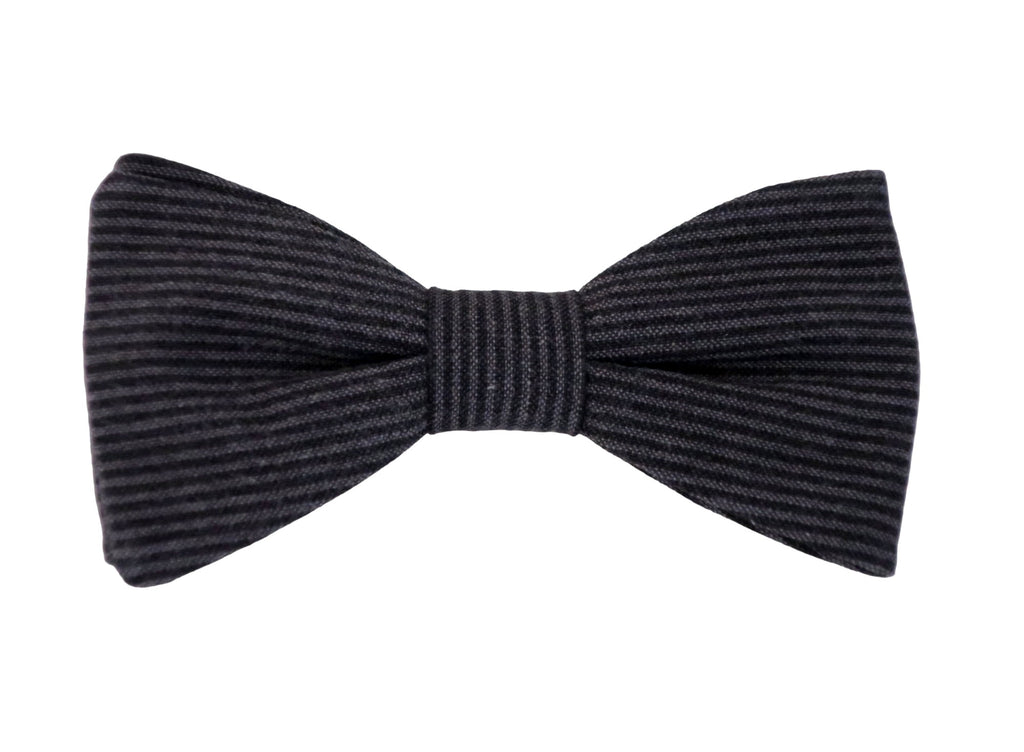 Nœud papillon rayé élégant dans des tons de gris clair et gris foncé, une combinaison de couleurs sophistiquée pour un style intemporel