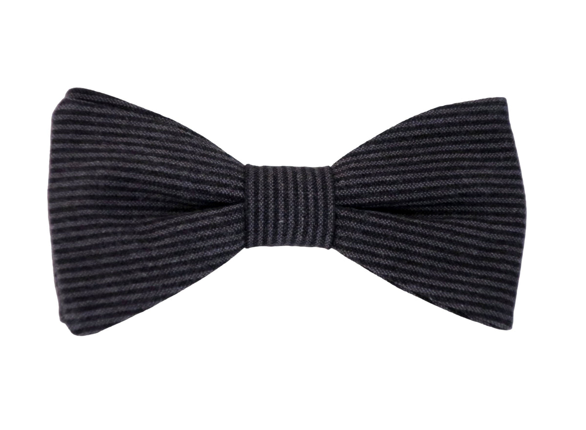 Nœud papillon rayé élégant dans des tons de gris clair et gris foncé, une combinaison de couleurs sophistiquée pour un style intemporel