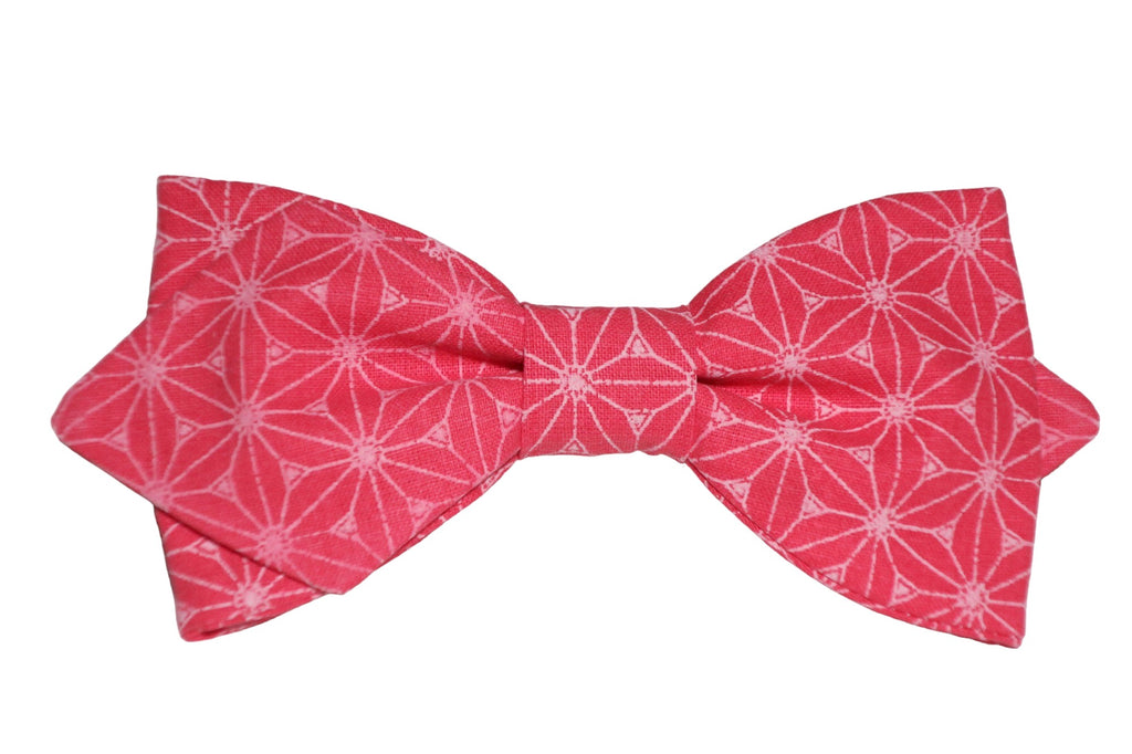 Nœud papillon en tissu japonais rose corail  orné d'un motif en étoiles/diamant Asanoha, une élégance inspirée par la tradition japonaise pour un style unique et sophistiqué.