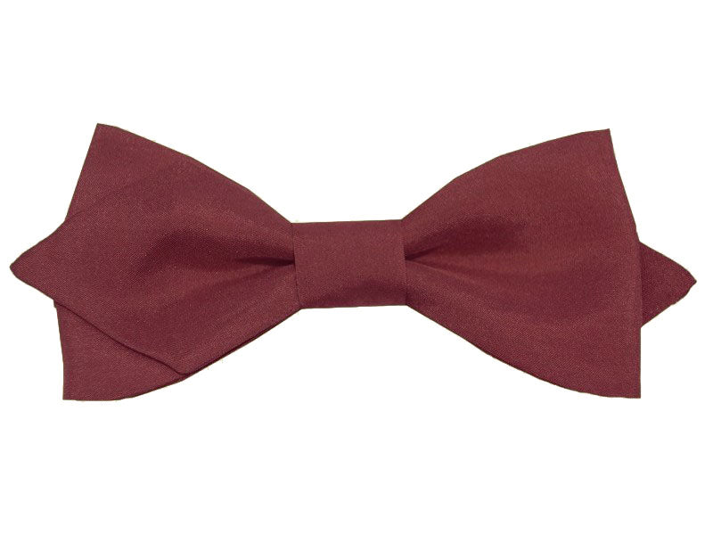 Nœud papillon en soie d'une exquise teinte rose framboisine : un éclat de couleur et de luxe. Confectionné à partir de soie pure, cet accessoire incarne l'élégance dans sa forme la plus somptueuse