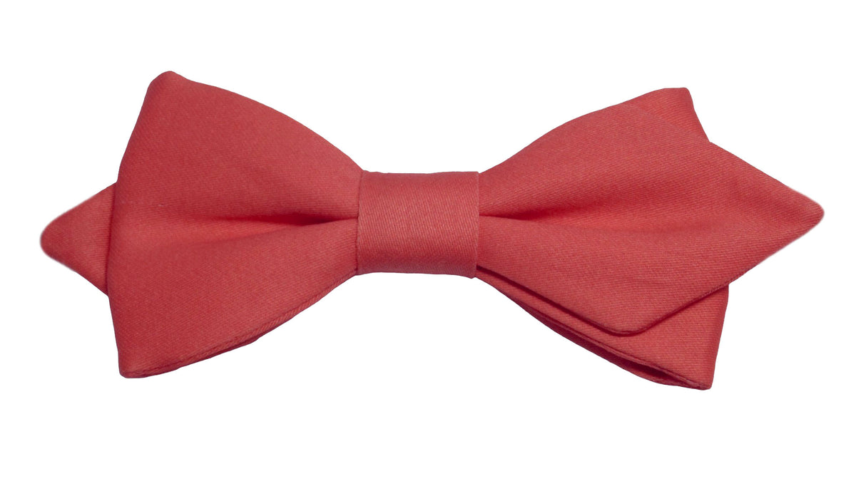 Ce nœud papillon rose saumon incarne l'élégance délicate et l'éclat printanier