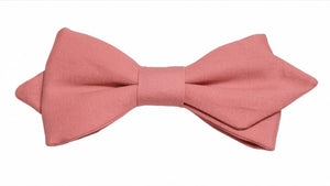 Nœud papillon rose saumon, l'accessoire idéal.