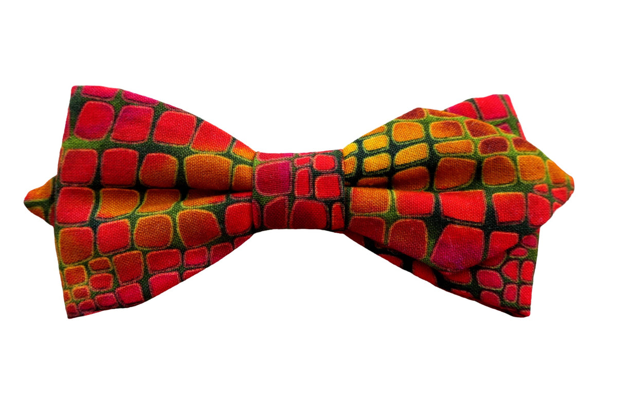 Nœud papillon aux couleurs rouge et vert avec un élégant motif d'écailles, une fusion de teintes audacieuses pour un style unique