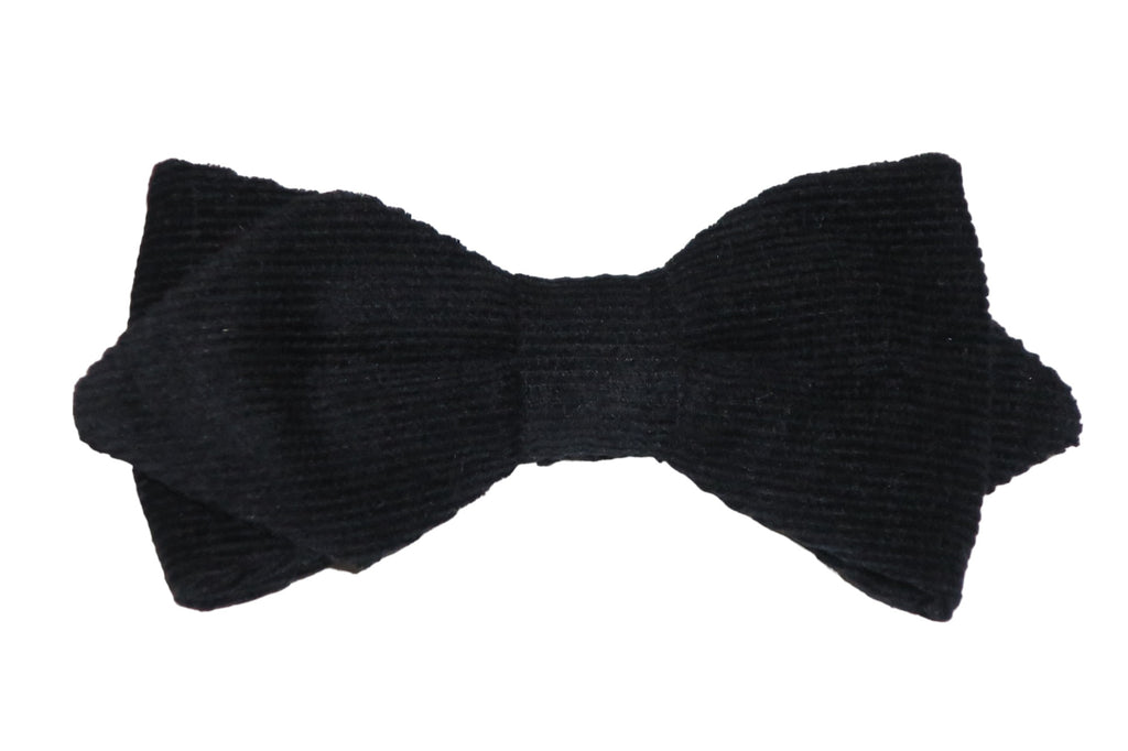 Nœud papillon en velours côtelé noir : une expression de sophistication tactile. La luxueuse texture du velours côtelé ajoute une dimension riche à cet accessoire classique