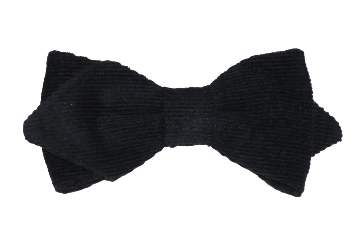 Nœud papillon en velours côtelé noir : une expression de sophistication tactile. La luxueuse texture du velours côtelé ajoute une dimension riche à cet accessoire classique