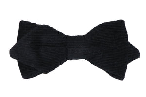 Nœud papillon en velours côtelé noir : une expression de sophistication tactile. La luxueuse texture du velours côtelé ajoute une dimension riche à cet accessoire classique