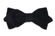 Nœud papillon en velours côtelé noir : une expression de sophistication tactile. La luxueuse texture du velours côtelé ajoute une dimension riche à cet accessoire classique
