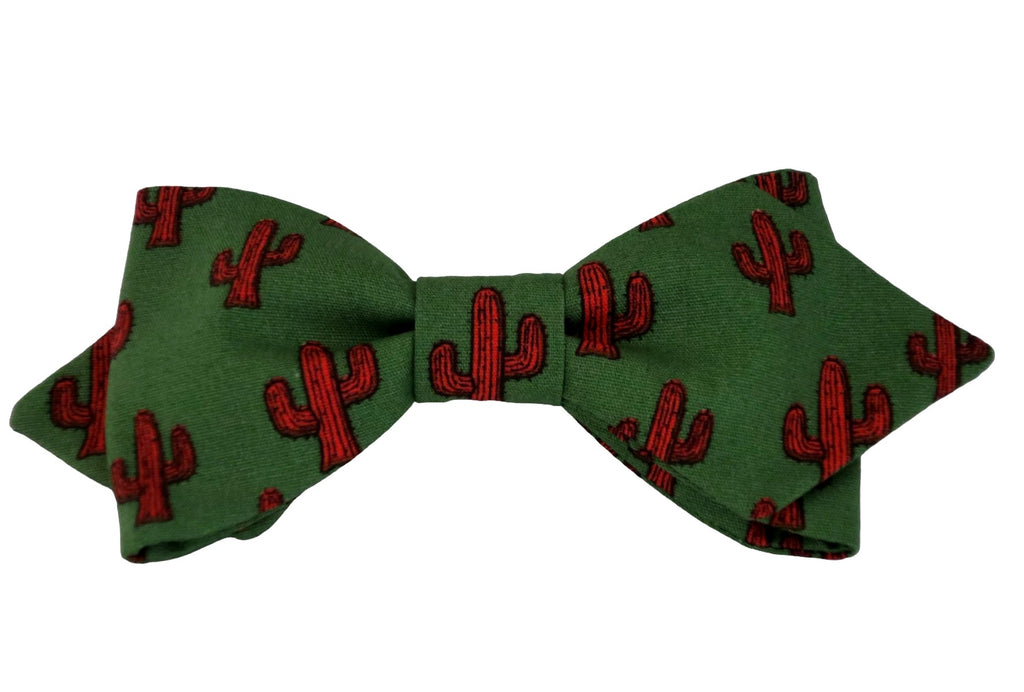 Nœud papillon fond vert agrémenté de charmants cactus rouges, une touche d'originalité pour un style décontracté et captivant