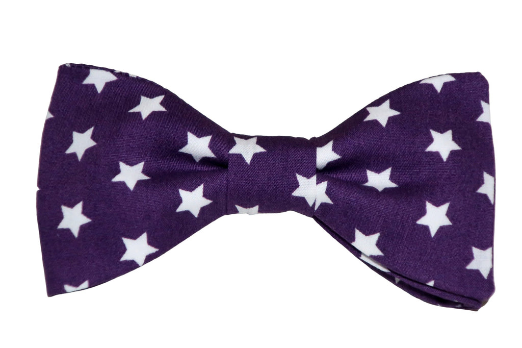 La teinte riche de violet associée aux étoiles blanches crée un équilibre unique entre l'audace et la sophistication