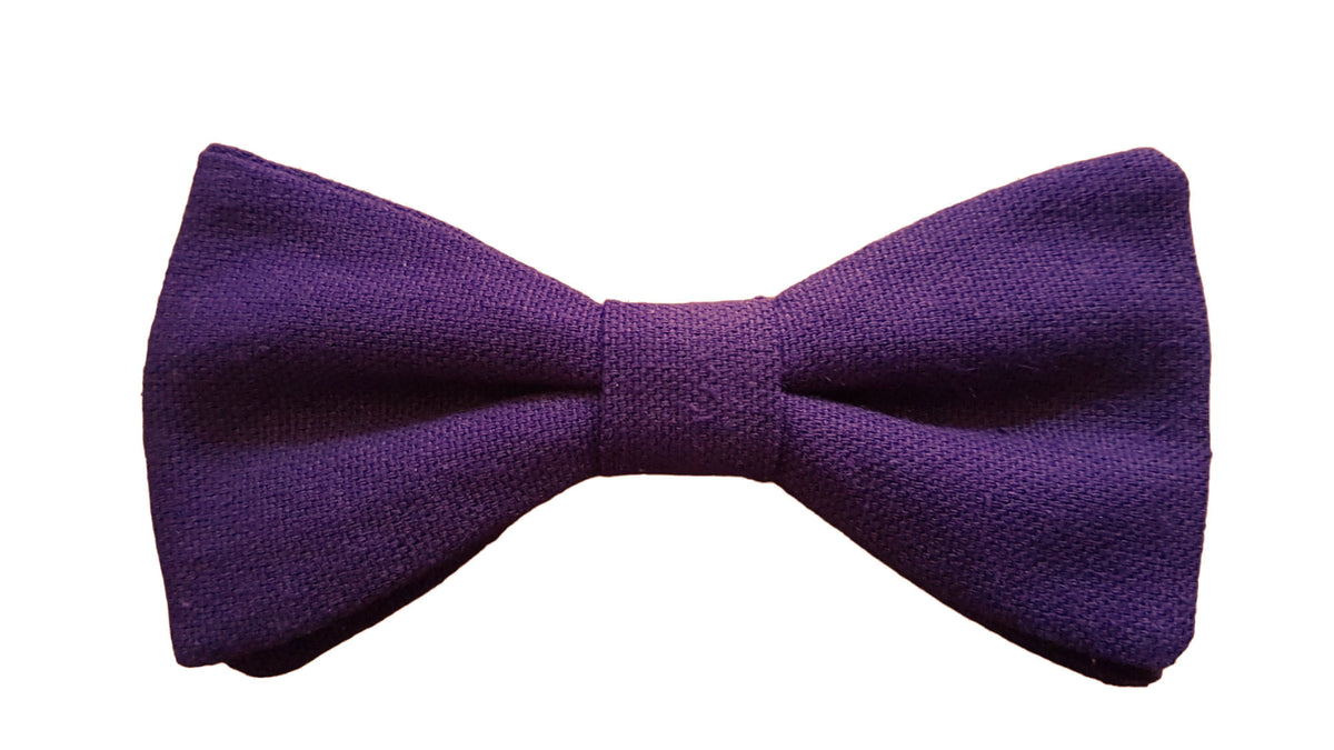 Nœud papillon dans une teinte violette foncée : une explosion de richesse et d'élégance. Ce nœud papillon, avec sa nuance profonde de violet, incarne la sophistication et l'intrigue