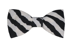 Nœud papillon rayures zébre, une touche sauvage et originale pour un style audacieux.