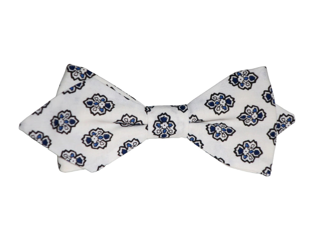 Nœud papillon en tissu provençal agrémenté de calissons bleus, un hommage coloré à la tradition provençale pour une touche d'authenticité.