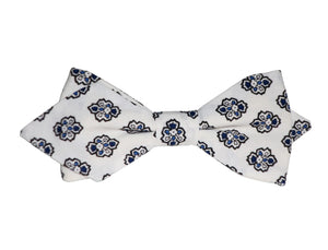 Nœud papillon en tissu provençal agrémenté de calissons bleus, un hommage coloré à la tradition provençale pour une touche d'authenticité.