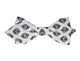Nœud papillon en tissu provençal agrémenté de calissons bleus, un hommage coloré à la tradition provençale pour une touche d'authenticité.