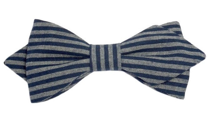 Nœud papillon élégant à rayures dans des tons de bleu marine et de gris, une combinaison de couleurs classique pour un style raffiné et intemporel
