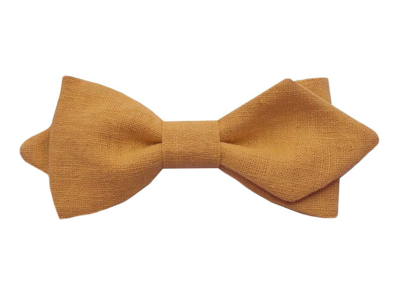Nœud papillon en 100% lin, couleur jaune ocre, une touche de chaleur naturelle pour un style décontracté et raffiné.