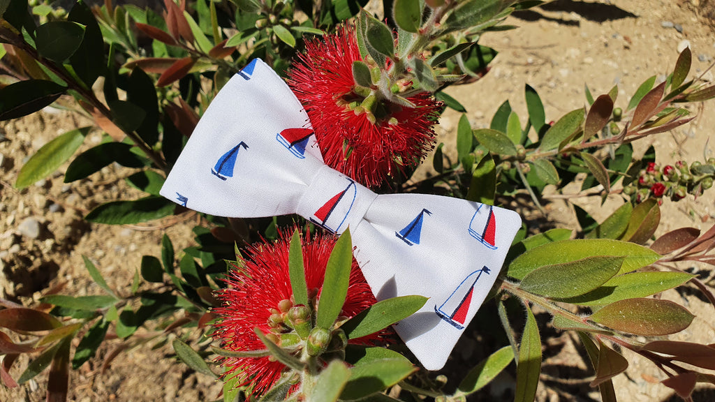 Noeud papillon blanc bateaux bleus et rouges