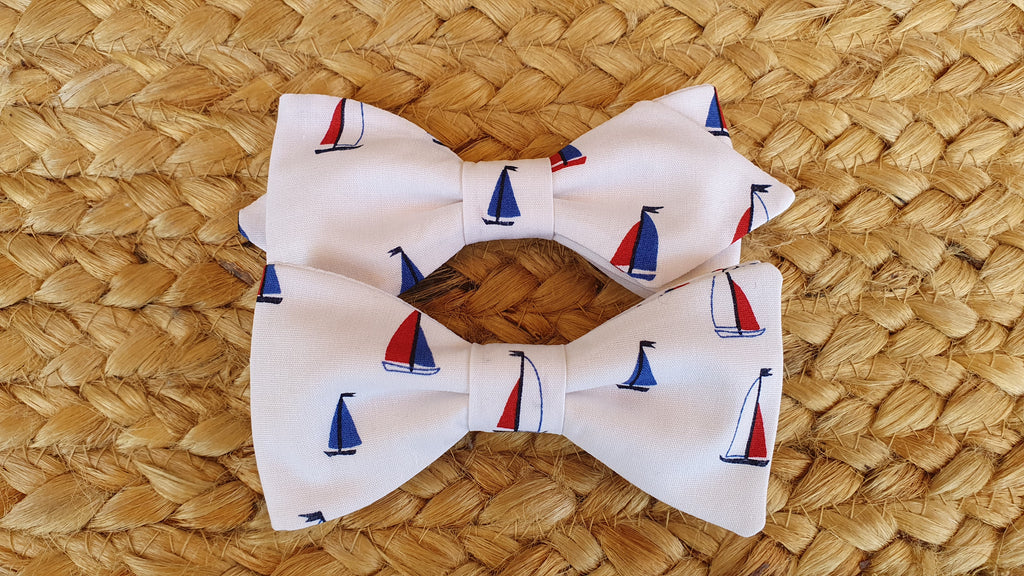 Noeud papillon blanc bateaux bleus et rouges