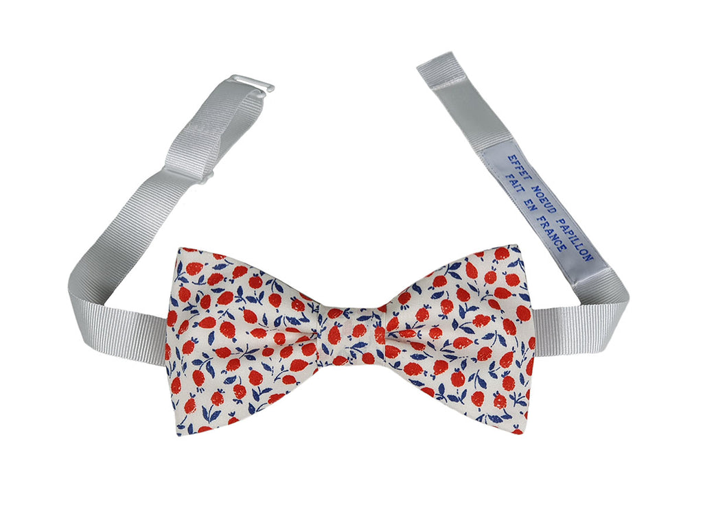 Noeud papillon Liberty blanc fleurs rouges monté sur son tour de cou réglable