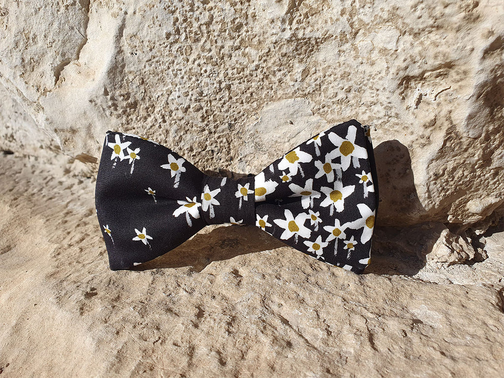 Nœud papillon Liberty noir marguerites chic et sobre