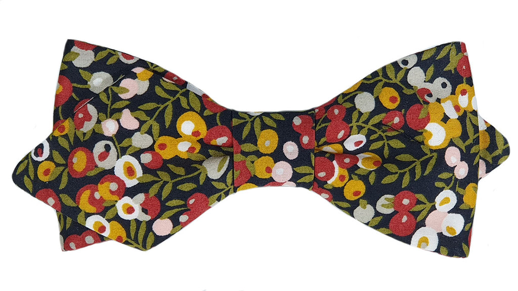 Nœud papillon Liberty Wiltshire bordeaux, kaki et jaune moutarde sur fond noir