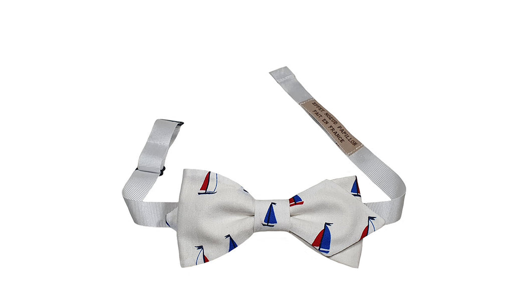 Noeud papillon blanc bateaux bleus et rouges