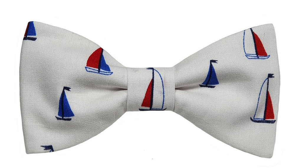 Noeud papillon blanc motifs bateaux rouges et bleus
