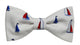 Noeud papillon blanc motifs bateaux rouges et bleus