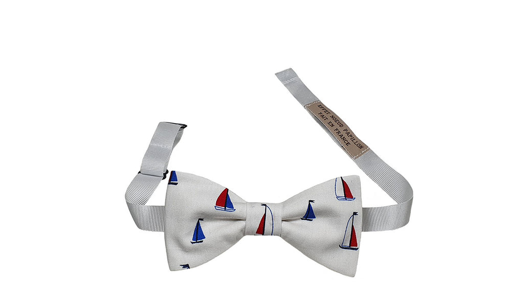 Noeud papillon blanc bateaux bleus et rouges monté sur son tour de cou réglable