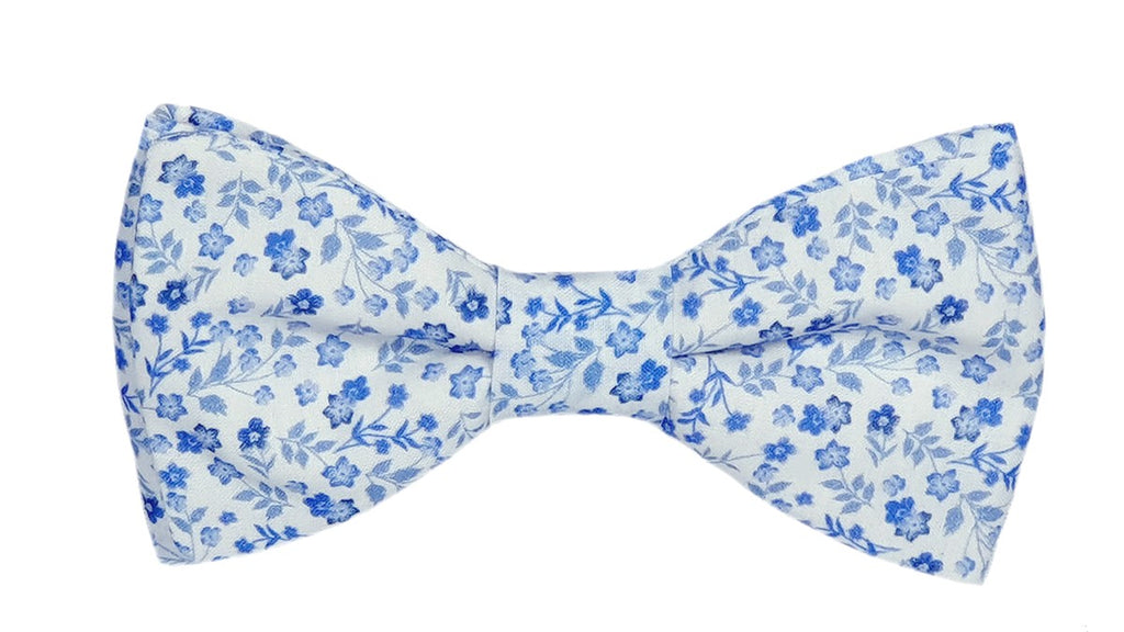 Nœud papillon blanc motif floral bleu, idéal pour tenue chic