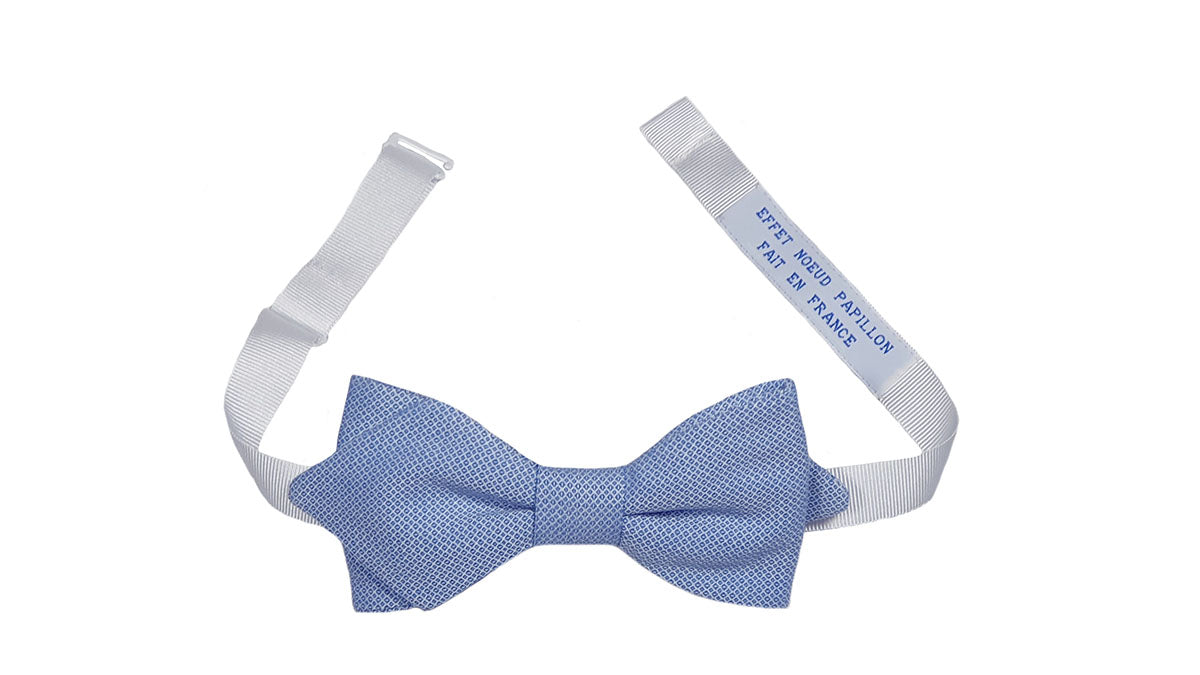 Noeud papillon à carreaux bleu acier sur fond bleu clair - Effet Noeud Pap
