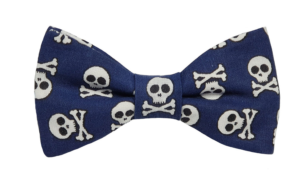 Nœud papillon bleu motifs têtes de morts