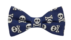 Nœud papillon bleu motifs têtes de morts