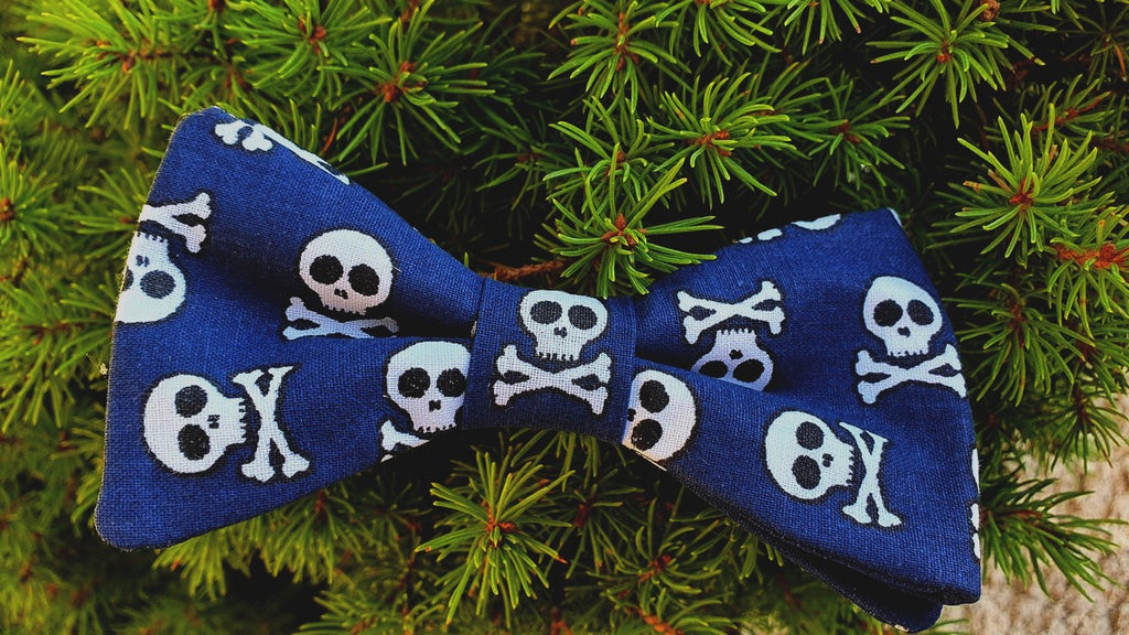 Nœud papillon bleu motifs têtes de morts pour soirée festive 