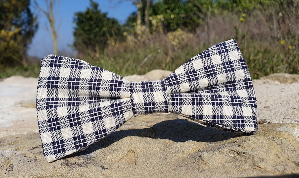 Nœud papillon à carreaux marine et crème  sur les bords de drôme