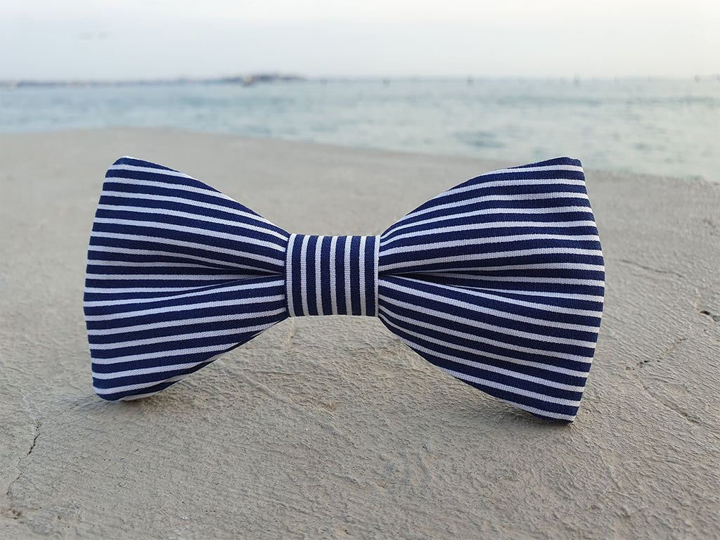 Noeud papillon fines rayures marine et blanc