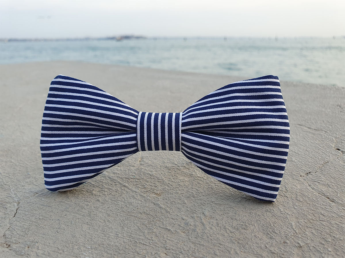 Noeud papillon fines rayures marine et blanc