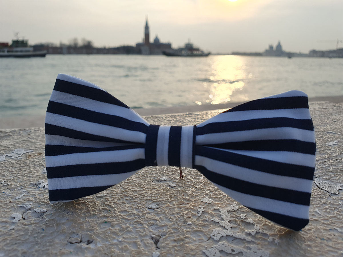 Noeud papillon larges rayures bleu marine et blanc