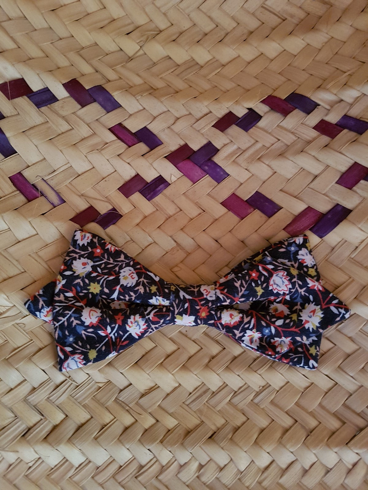 Noeud papillon fleuri marine, blanc et rouge Etoilée style bohème