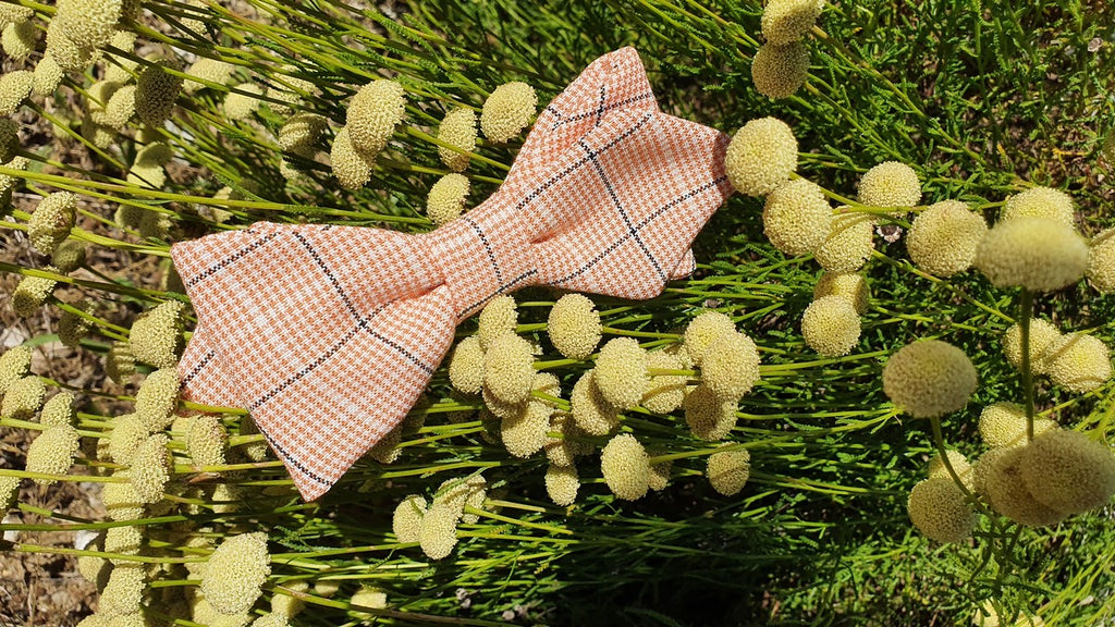 Noeud papillon à carreaux orange et blancs pour mariage champêtre