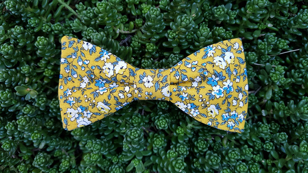 Nœud papillon Liberty jaune moutarde, bleu et blanc pour mariage champêtre 